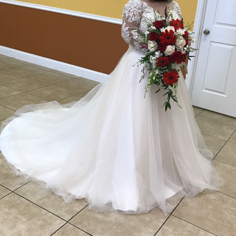 Wedding dress&vail included.